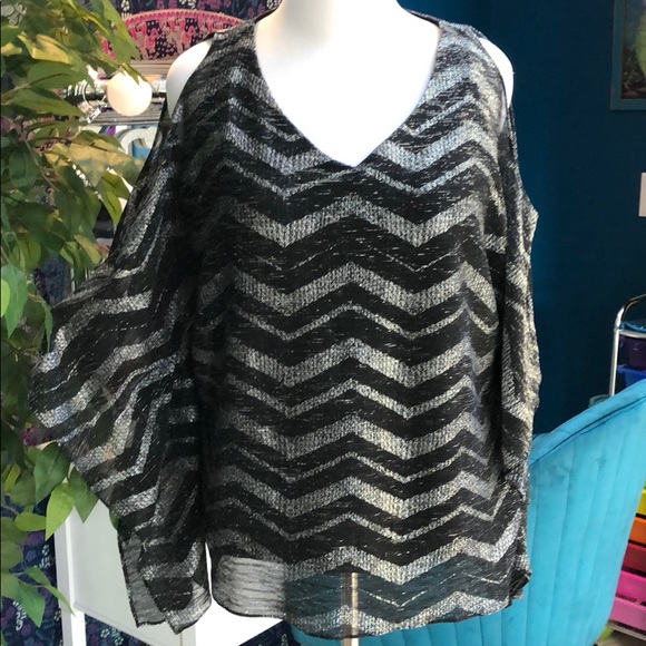 Roz & Ali Tops - Cold shoulder top